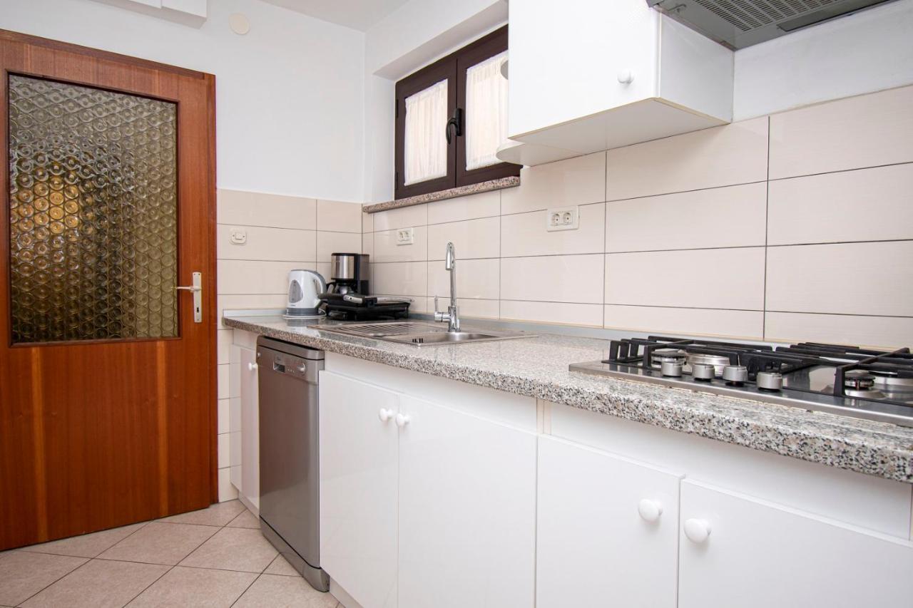 Holiday Apartment 50M From The Beach Pjescana Uvala Εξωτερικό φωτογραφία